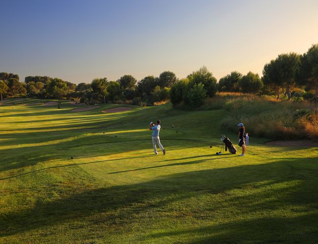 Vacaciones en la Costa Dorada: golf y playa