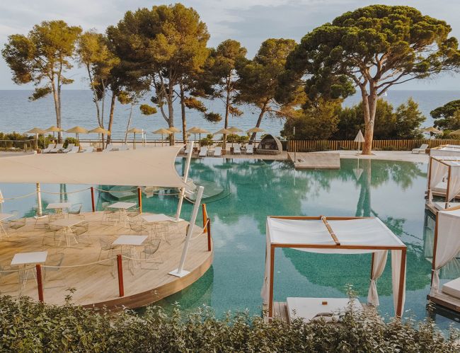 Un Beach Club con vistas al mar Mediterráneo