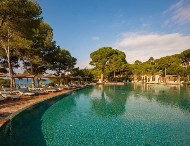 INFINITUM Beach Club da la bienvenida al verano en la Costa Dorada